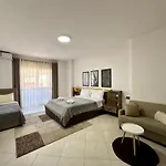 Spacious Family In Center