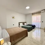 Spacious Family In Center