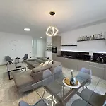 Spacious Family In Center *