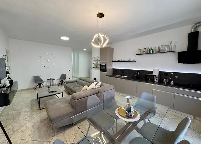 Spacious Family In Center *